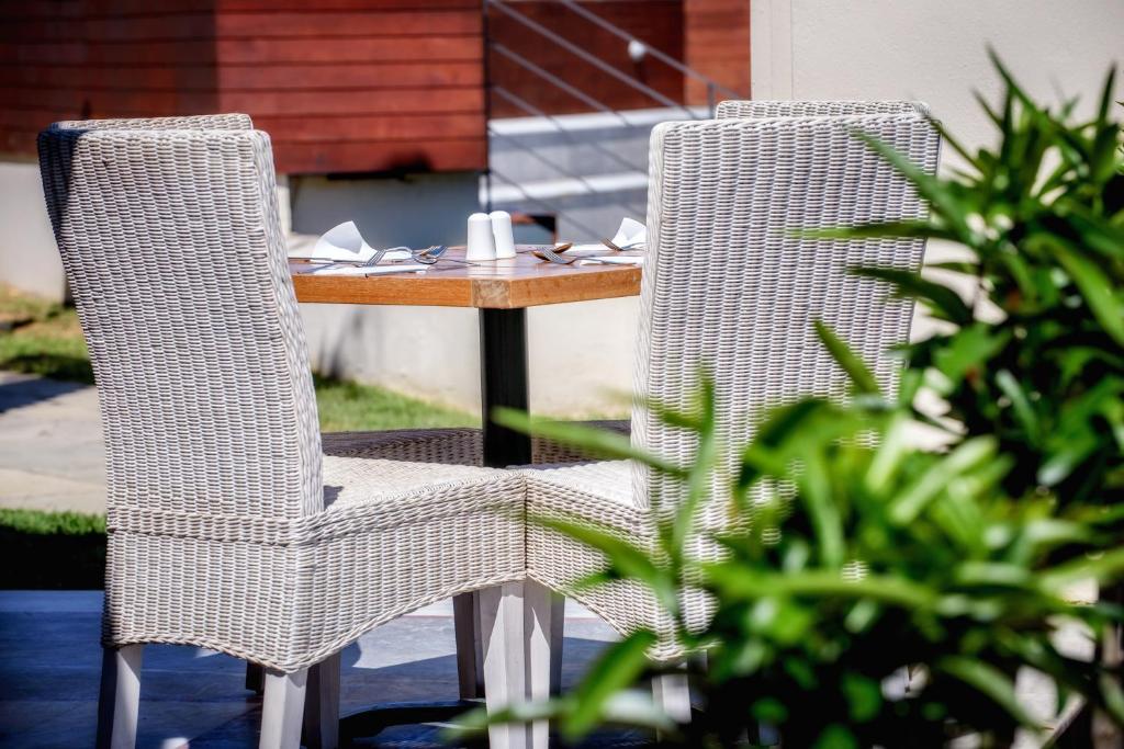 Sol Marina Beach Crete āra ēdamzona ar elegantām krēsliem