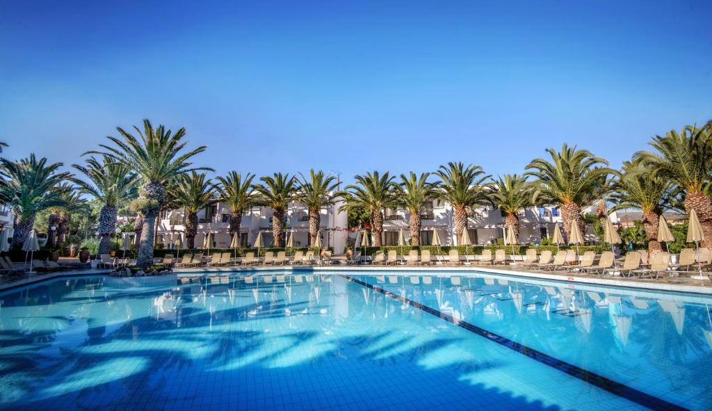 Lielais baseins ar palmām pie Sol Marina Beach Crete panoramic view with beach and pools