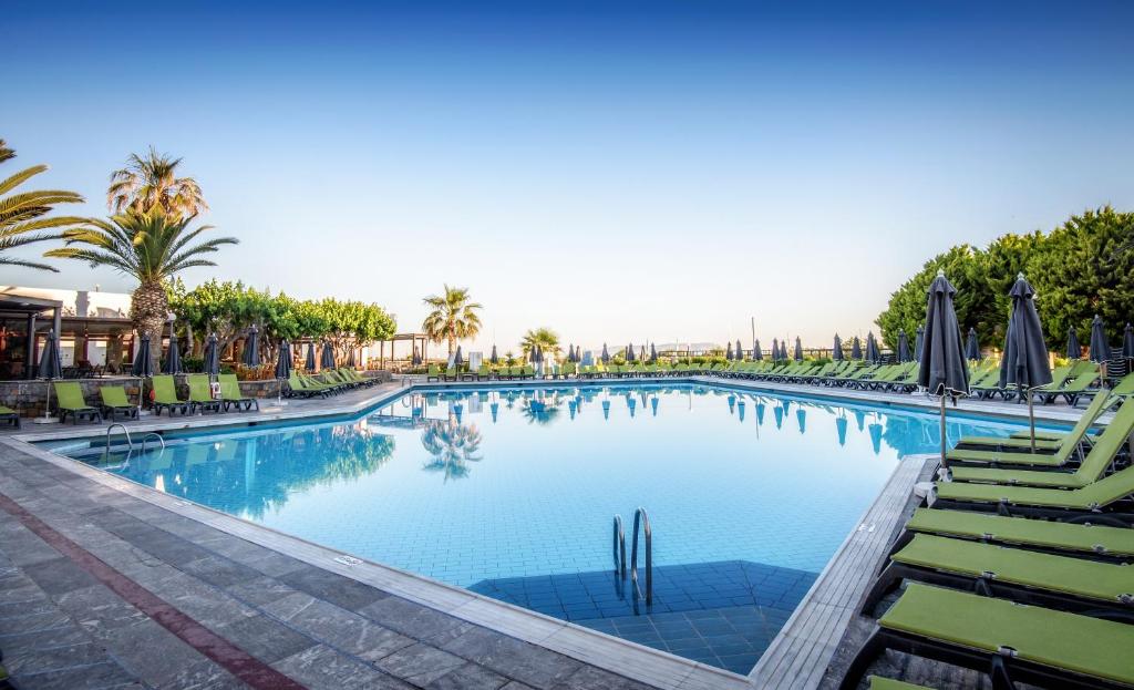 Plašs baseins ar palmām pie Sol Marina Beach Crete, ideāls atpūtai.