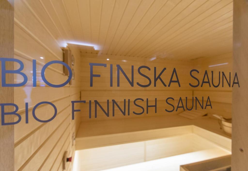 Alt tekst: Bio Finska sauna ar skaidru interjeru un mūsdienīgu dizainu, kas piedāvā relaksācijas iespējas.