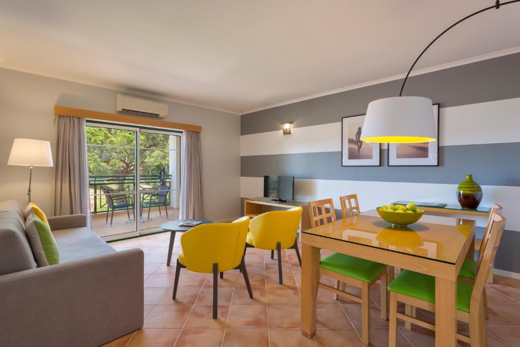 Plašs numurs ar balkonu un spilgtiem akcentiem AP Victoria Sport & Beach Hotel.