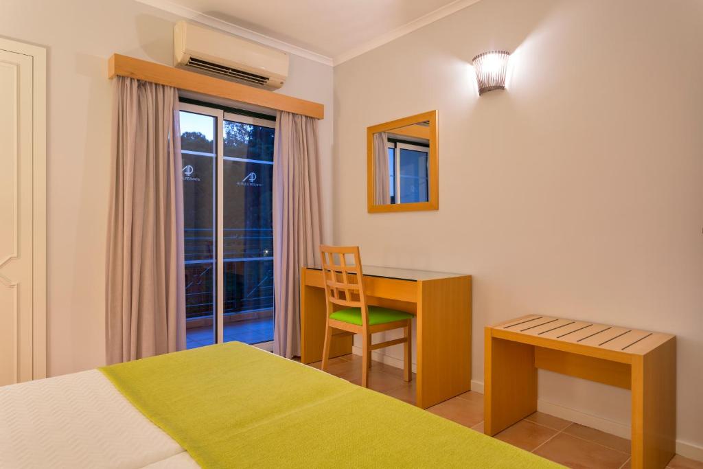 Gaišs AP Victoria Sport & Beach Hotel numurs ar balkonu, rakstāmgaldu un ērtu gultu.