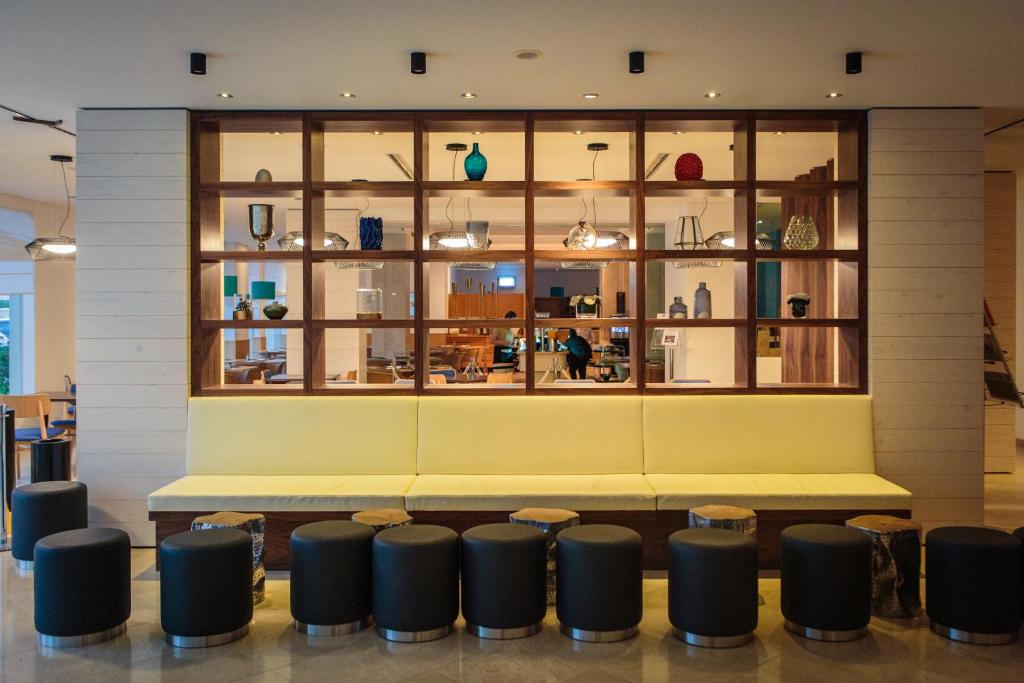 AP Victoria Sport & Beach Hotel moderns vestibils ar atpūtas zonu un dekoratīviem plauktiem