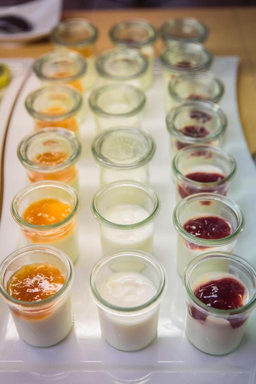 Svaigi jogurta deserti stikla trauciņos ar dažādiem ievārījumiem AP Victoria Sport & Beach Hotel brokastu bufetē