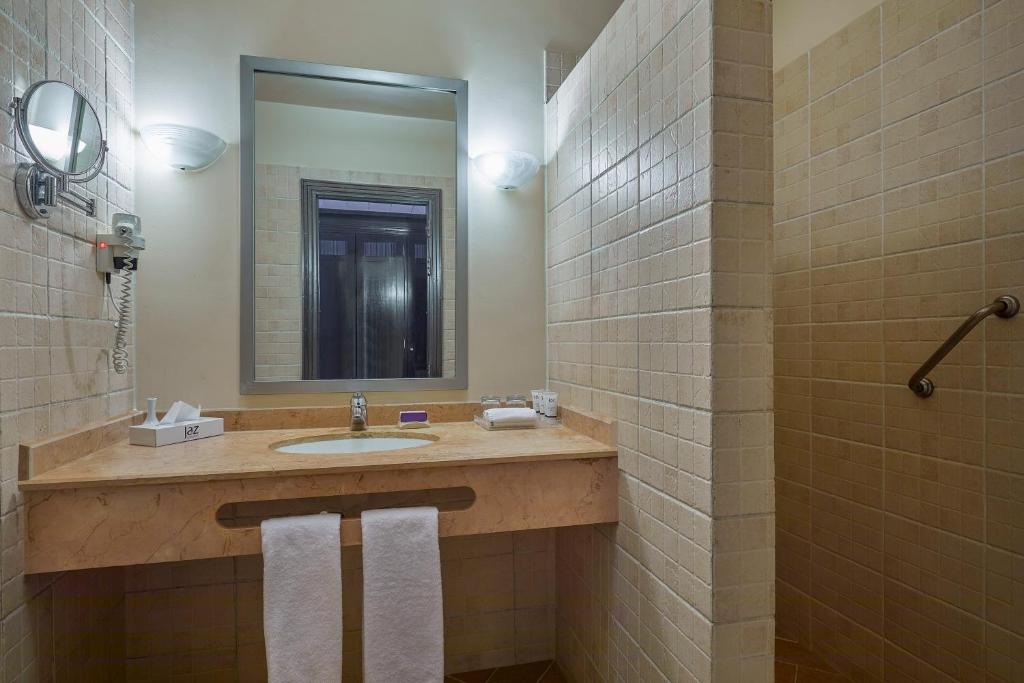 Moderns vannas istaba ar lielu spoguli viesnīcā Jaz Dahabeya