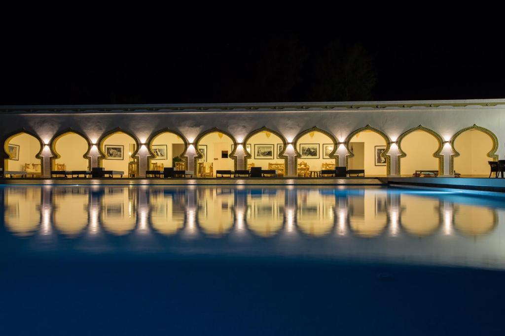 Gold Zanzibar Beach House & Spa naktī ar apgaismotu baseinu
