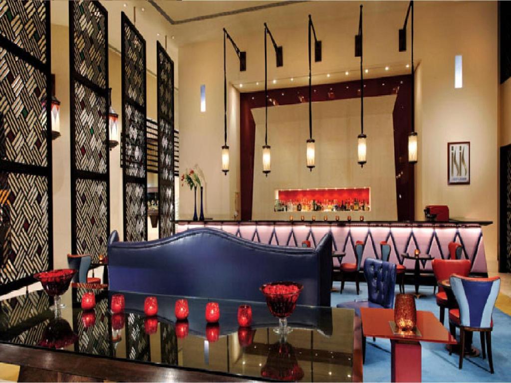 Elegants bārs Grand Rotana Resort & Spa ar stilīgu interjeru un mūsdienīgu apgaismojumu.