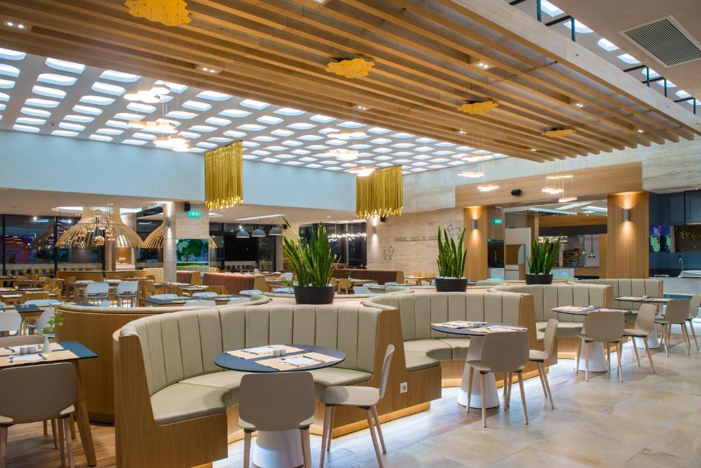 Mūsdienīgs restorāns Fodele Beach & Water Park Resort ar elegantu interjeru.