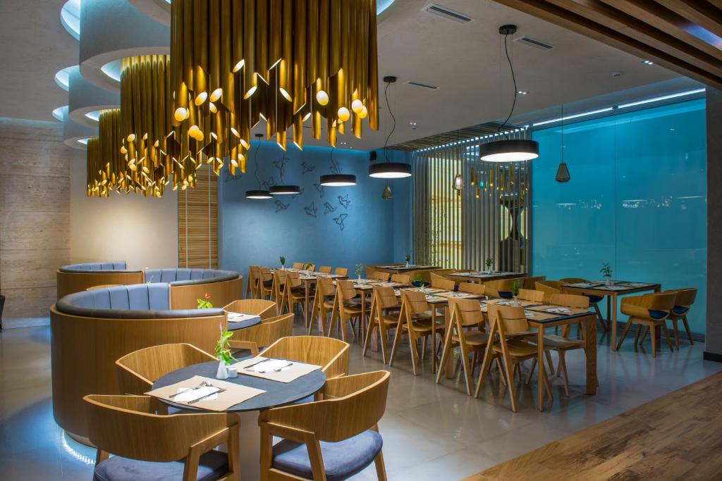 Moderns restorāns ar unikālu apgaismojumu Fodele Beach & Water Park Resort