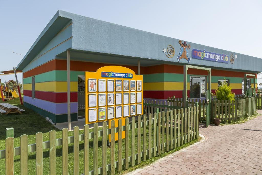 Bērnu klubs Magic Life Jacaranda ar krāsaino fasādi un spēļu laukumu