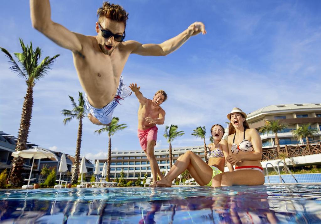 Prieks un jautrība pie baseina hotelī Magic Life Jacaranda