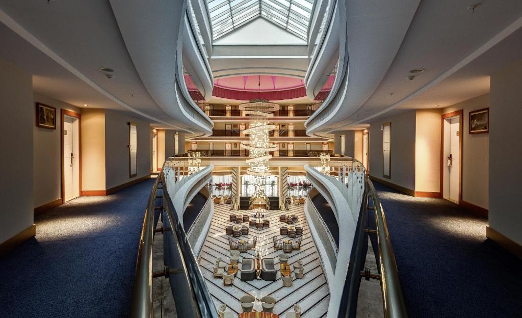 Skats uz Magic Life Jacaranda viesnīcas eleganto interjeru ar lustru un moderniem elementiem.