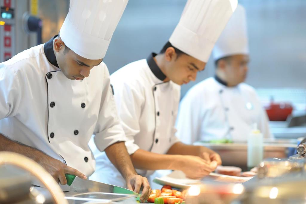 Šefpavāri gatavo Crowne Plaza Dubai Jumeirah virtuvē