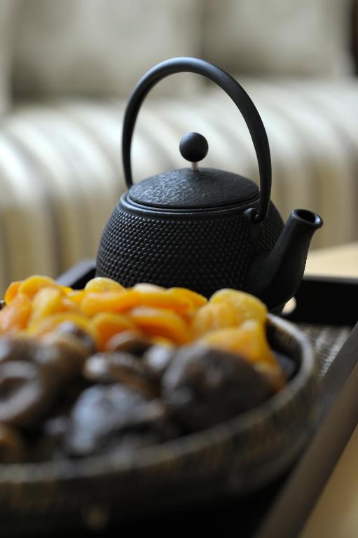 Melna tējkanna ar žāvētiem augļiem viesnīcā Crowne Plaza Dubai Jumeirah.