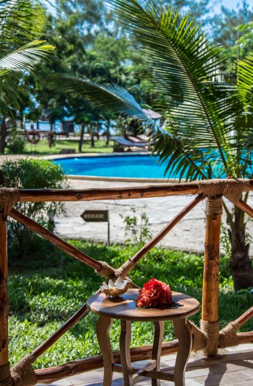 Skats uz baseinu no Spice Island Hotel & Resort terases.