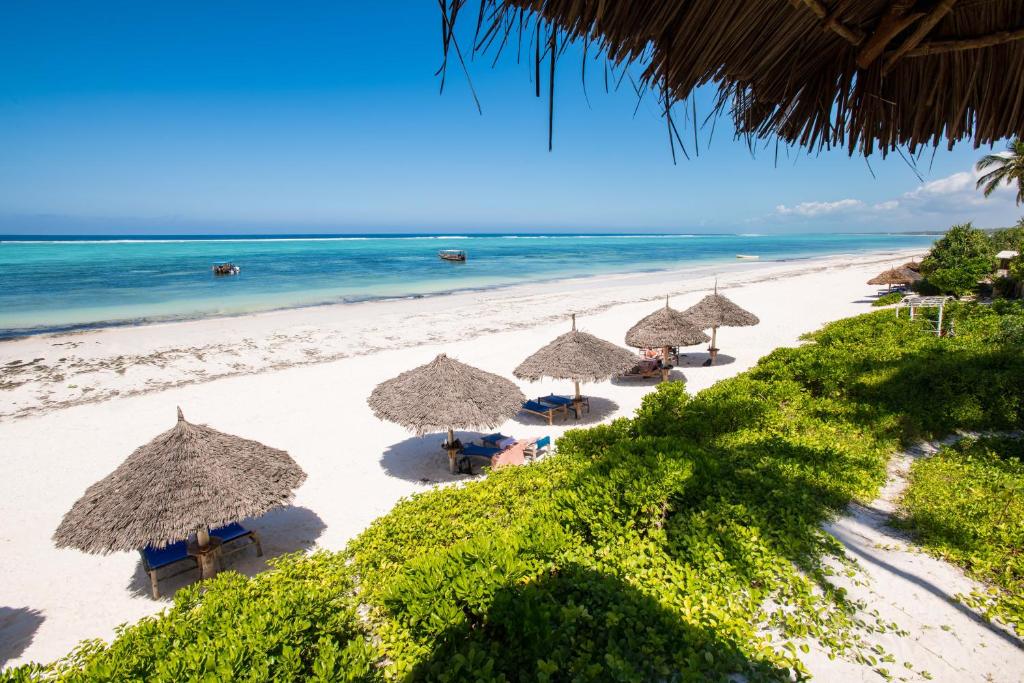 Tropiskā pludmale pie Zanzibar Queen viesnīcas ar baltām smiltīm.