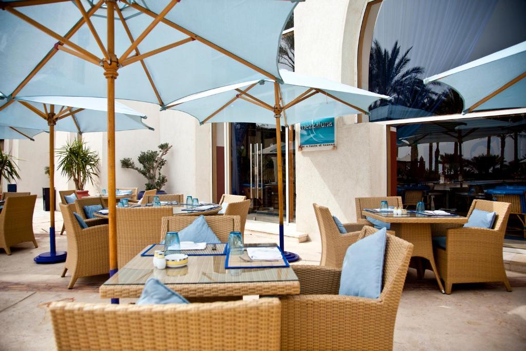 Āra terase ar saules parasoliem pie Grand Rotana Resort & Spa