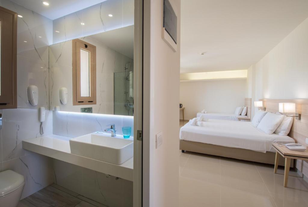 Gouves Water Park Resort modernais numurs ar vannas istabu, gaišs un elegants