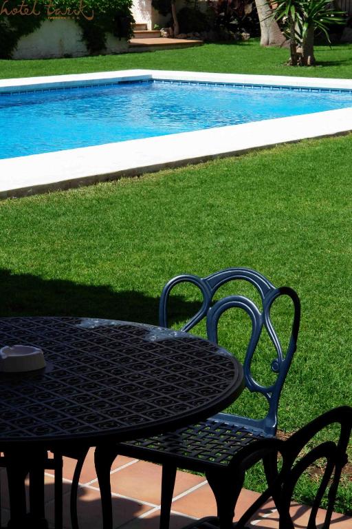 Māja ar peldbaseinu un zaļu zālienu, kur blakus atrodas galdiņš un krēsls. Ideāla vieta atpūtai un relaksācijai.