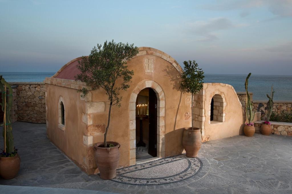 Viesnīcas Aquagrand Exclusive Deluxe Resort romantisks paviljons piekrastē.