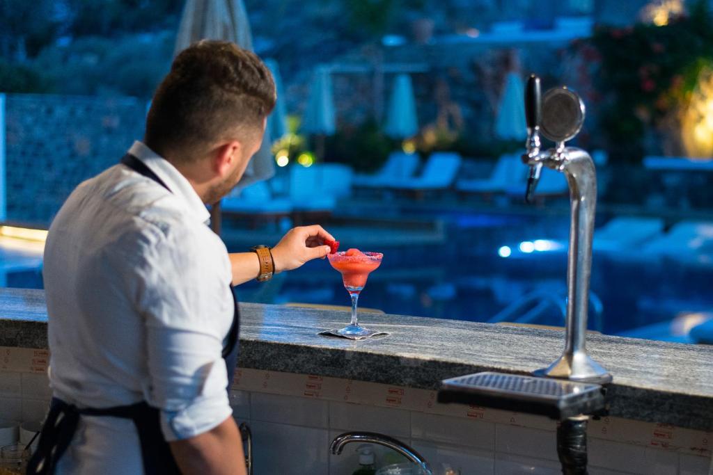 Barmenis gatavo kokteili pie Elounda Orama bāra.