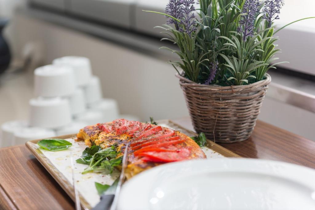 Veselīgs ēdiens ar tomātiem un garšaugiem viesnīcā Elounda Orama.