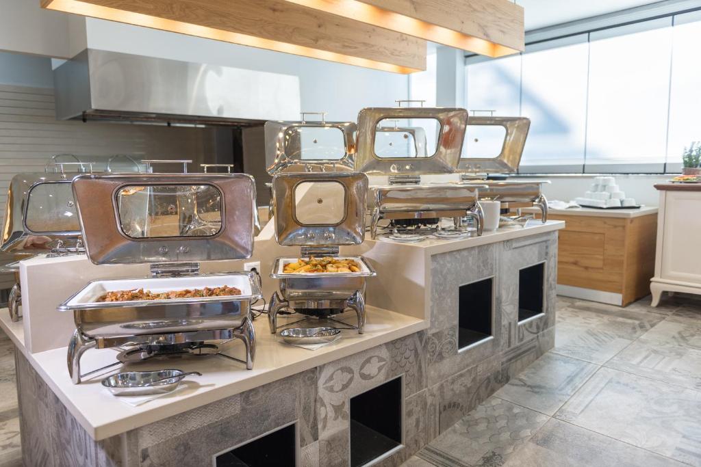 Elounda Orama viesnīcas bufete ar dažādiem ēdieniem