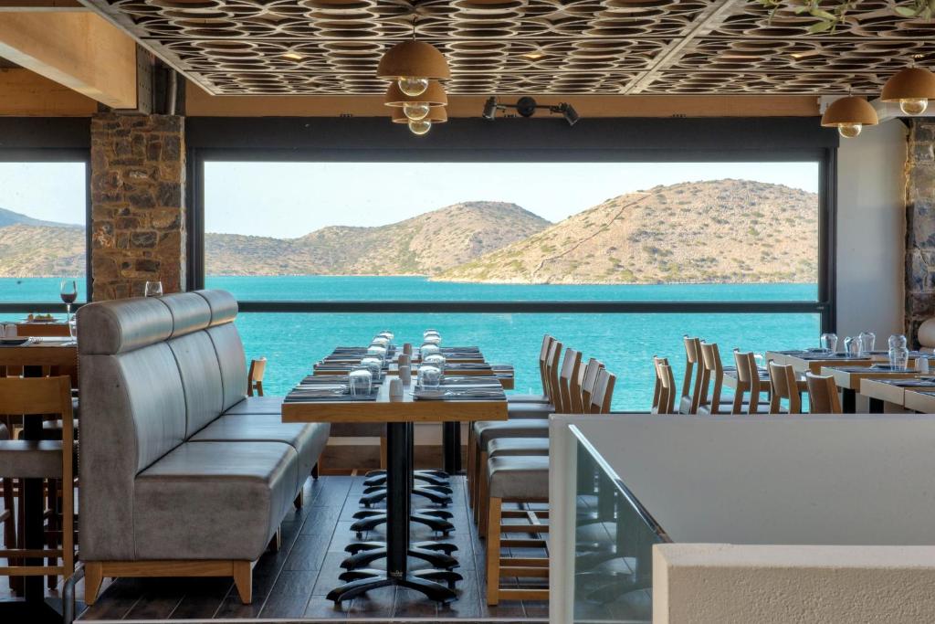 Restorāns ar skatu uz jūru un kalniem pie Elounda Orama