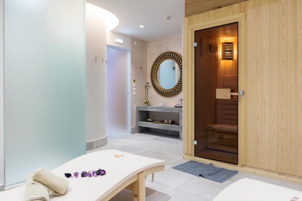 Sauna un atpūtas zona viesnīcā Elounda Orama, mierīga atmosfēra un moderns dizains.