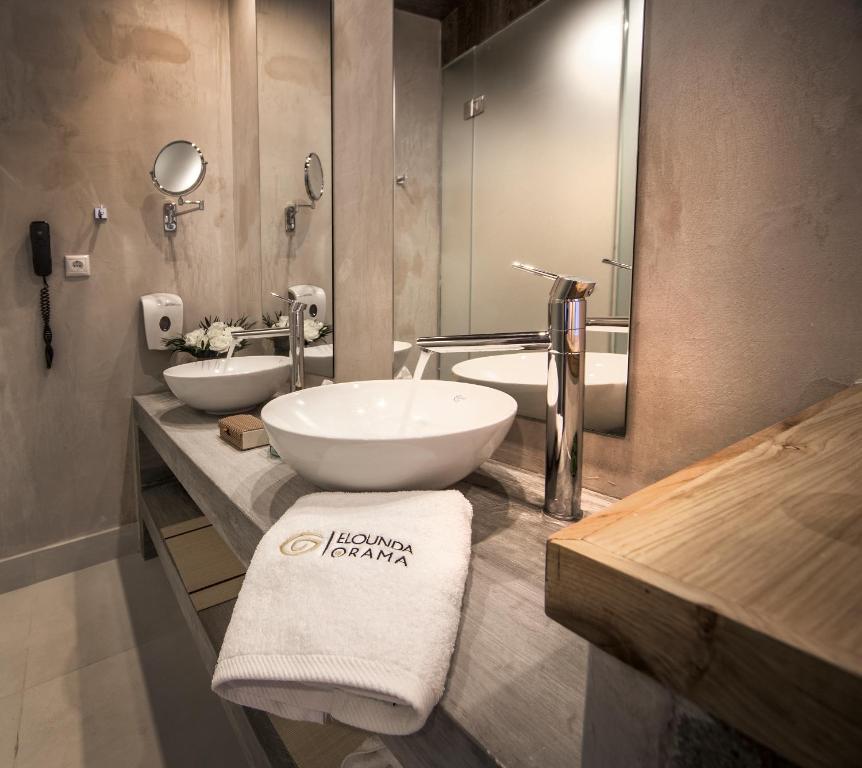 Mūsdienīgs vannasistabas interjers ar Elounda Orama dvieli