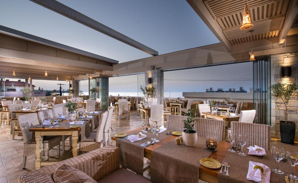 Elegants restorāns ar modernu interjeru, kas piedāvā skatu uz jūru. Gaismas elementi un dabīgi materiāli rada siltu un aicinošu atmosfēru.