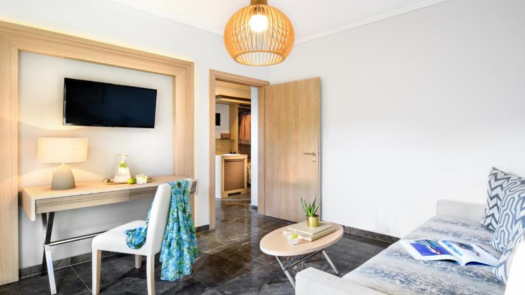 Mūsdienīgs viesnīcas numurs ar elegantu mēbelējumu, TV un rakstāmgaldu. Gaismas un krāsu kombinācija rada patīkamu atmosfēru.