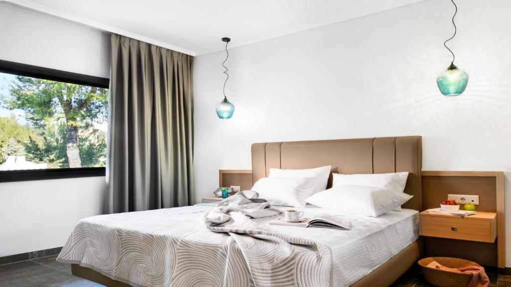 Mūsdienīgs guļamistabas interjers ar ērtu gultu, modernām lampām un logu, caur kuru redzama daba. Ideāla vide atpūtai un relaksācijai.