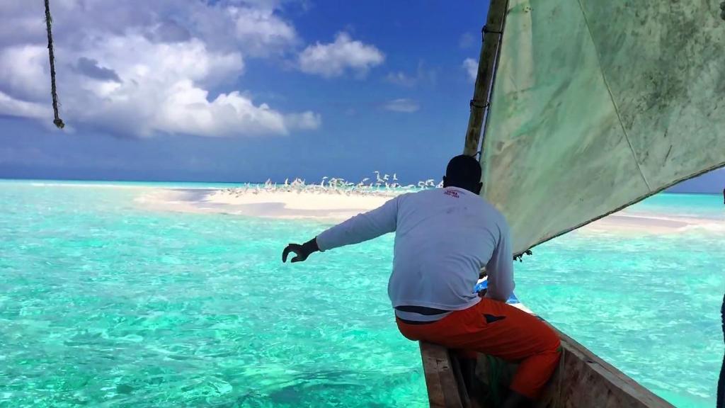 Burulaiva pie baltas smilšu salas Spice Island Hotel & Resort