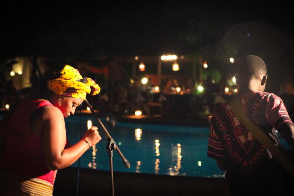 Vakara izklaide pie baseina Spice Island Hotel & Resort.