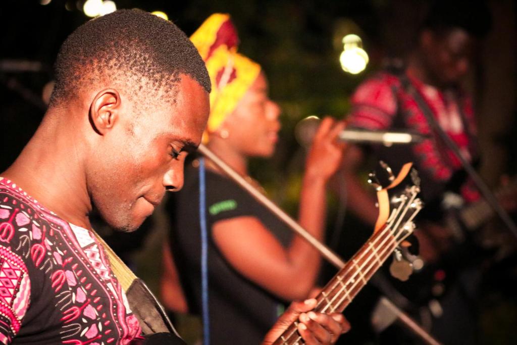 Mūziķi uzstājas Spice Island Hotel & Resort vakarā.