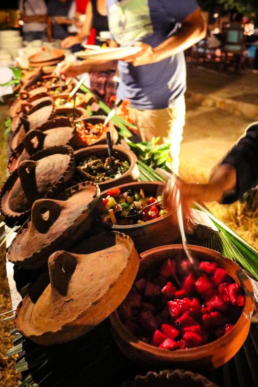 Spice Island Hotel & Resort bufetes vakariņas pie baseina.