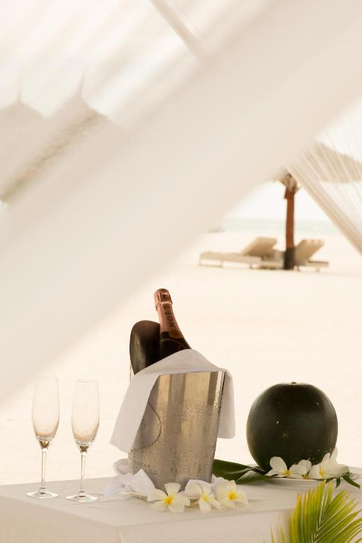 Šampanietis un glāzes pludmalē pie Gold Zanzibar Beach House & Spa