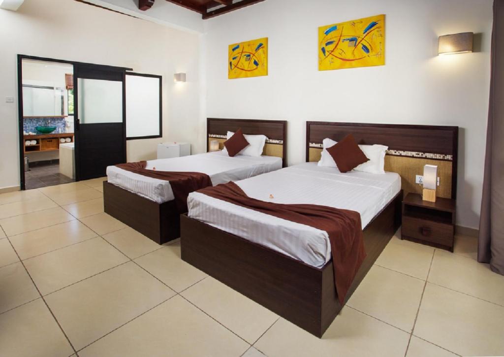 Mūsdienīgs viesnīcas numurs ar divām gultām, elegantiem interjera elementiem un gaisīgu atmosfēru. Numurā ir pieejama atsevišķa vannas istaba un moderns dekors.