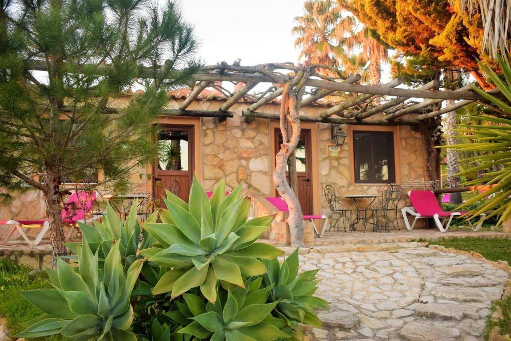 Quinta do Mar Country & Sea Village akmens numuri ar terasi un dārza ainavu