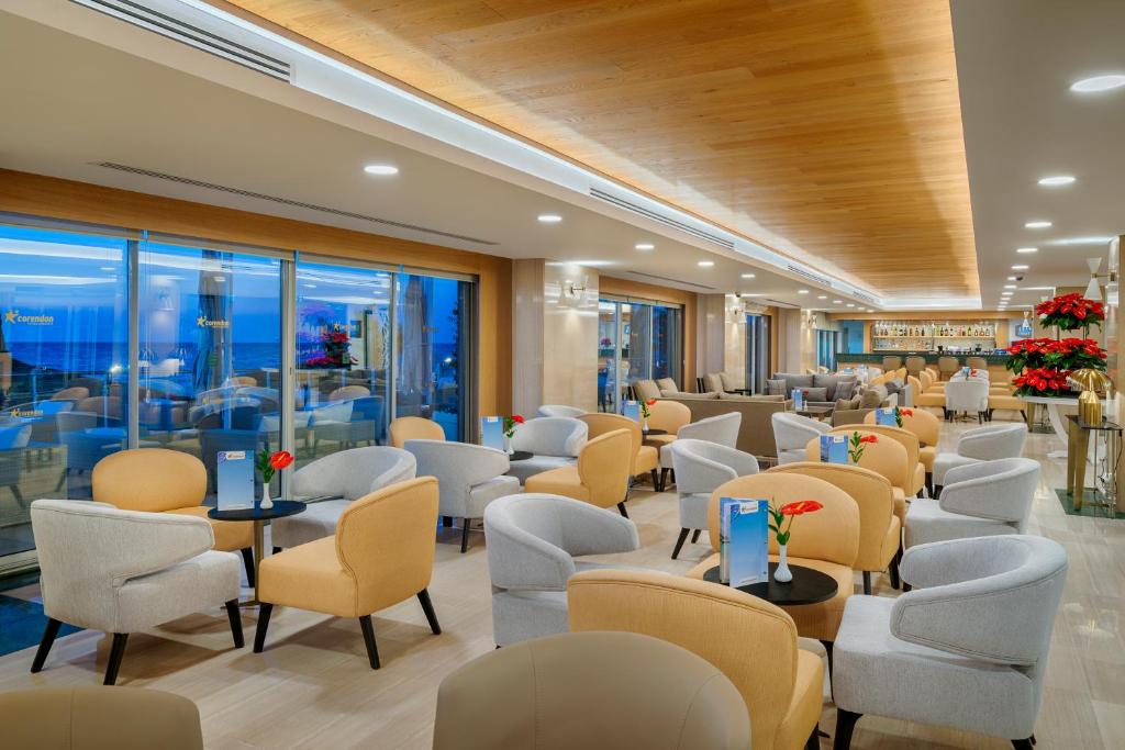 Moderna atpūtas zona Corendon Playa Kemer ar ērtām mēbelēm piekrastē.