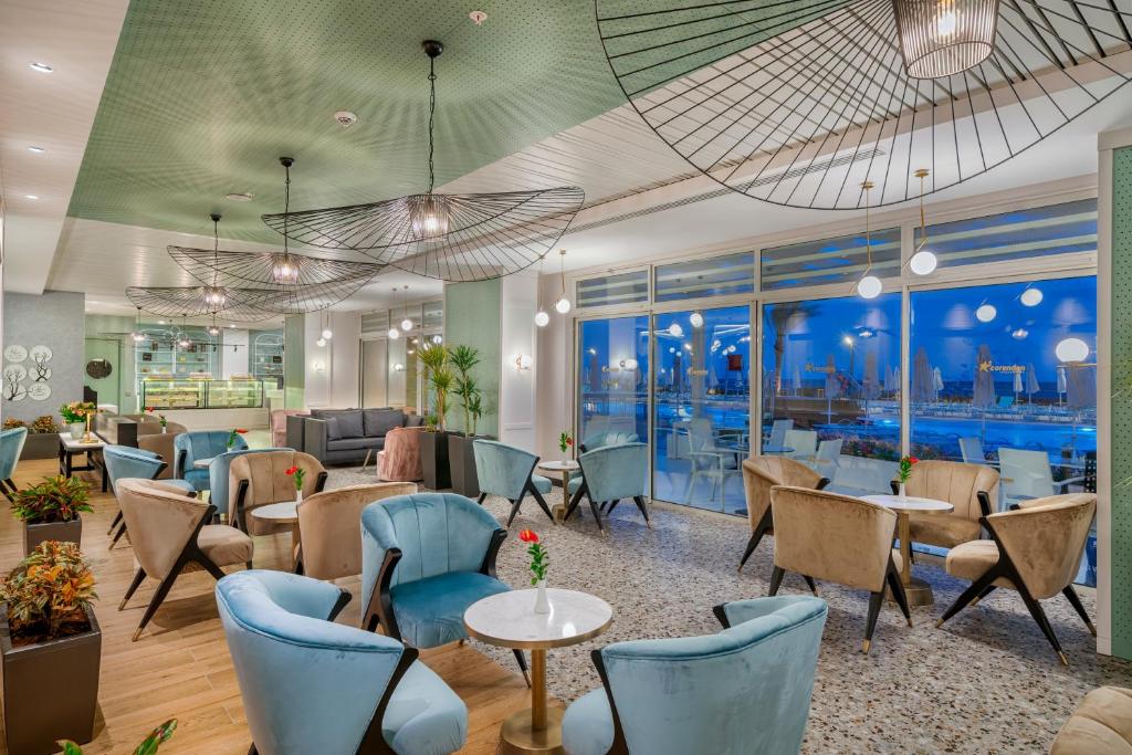 Mūsdienīgs bārs ar ērtām krēslām Corendon Playa Kemer