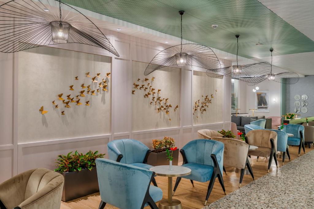 Mūsdienīga viesnīcas Corendon Playa Kemer uzgaidāmā zona ar elegantu dizainu.