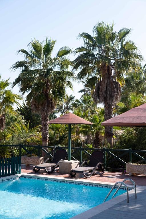 Peldbaseins un palmas pie Quinta do Mar Country & Sea Village