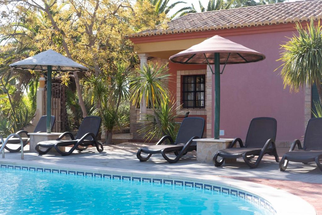 Atpūtas zona pie baseina pie Quinta do Mar Country & Sea Village ar šezlongiem