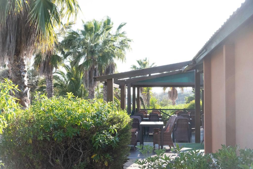 Terase ar galdiem un krēsliem pie viesnīcas Quinta do Mar Country & Sea Village