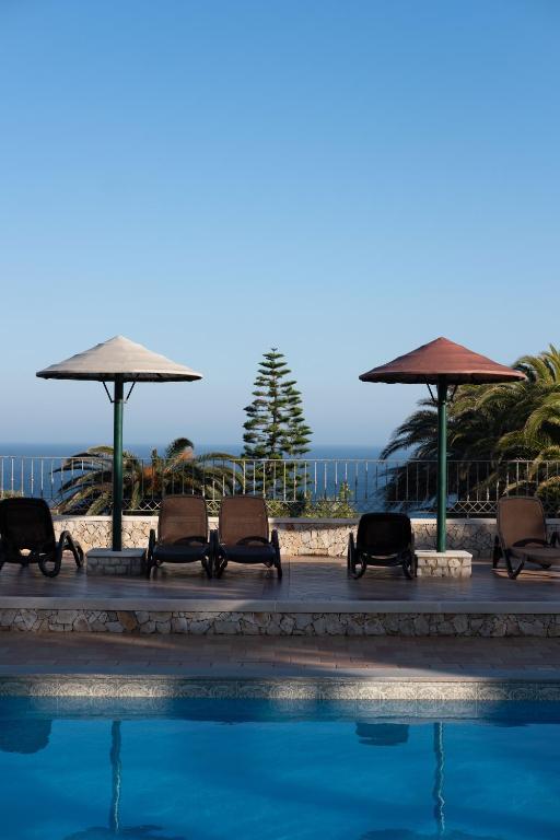 Peldbaseins un sauļošanās krēsli pie Quinta do Mar Country & Sea Village