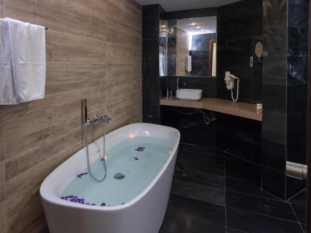 Mūsdienīgs vannas istabas dizains ar brīvgulēšanas vannu, Eva Mare Hotel & Suites.