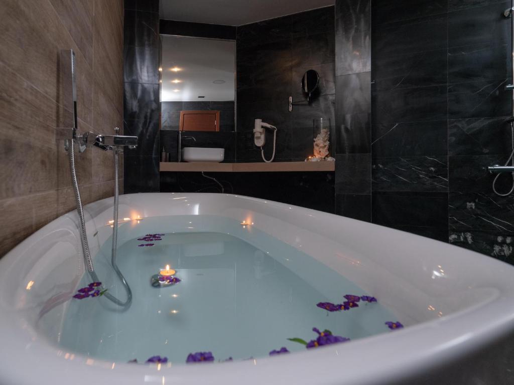 Greznā vanna ar ziedlapiņām Eva Mare Hotel & Suites