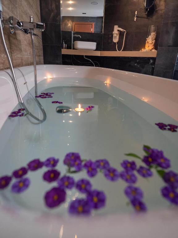 Vanna ar ziediem un svecēm Eva Mare Hotel & Suites